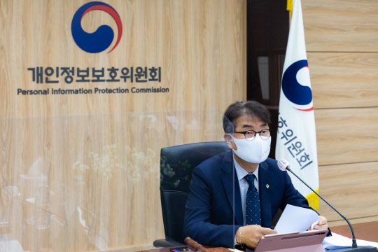 윤종인 개인정보보호위원회 위원장이 9일 서울 종로구 정부서울청사에서 개최된 제10회 개인정보 보호위원회 전체회의에서 발언하고 있다. 개인정보보호위원회 제공